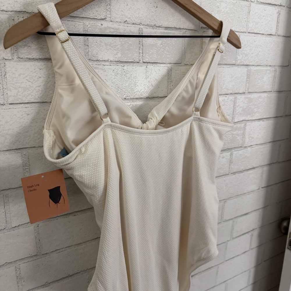 SHADE & SHORE Twist Cut Out Cheeky One Piece Swimsuit - Picture 6 of 8